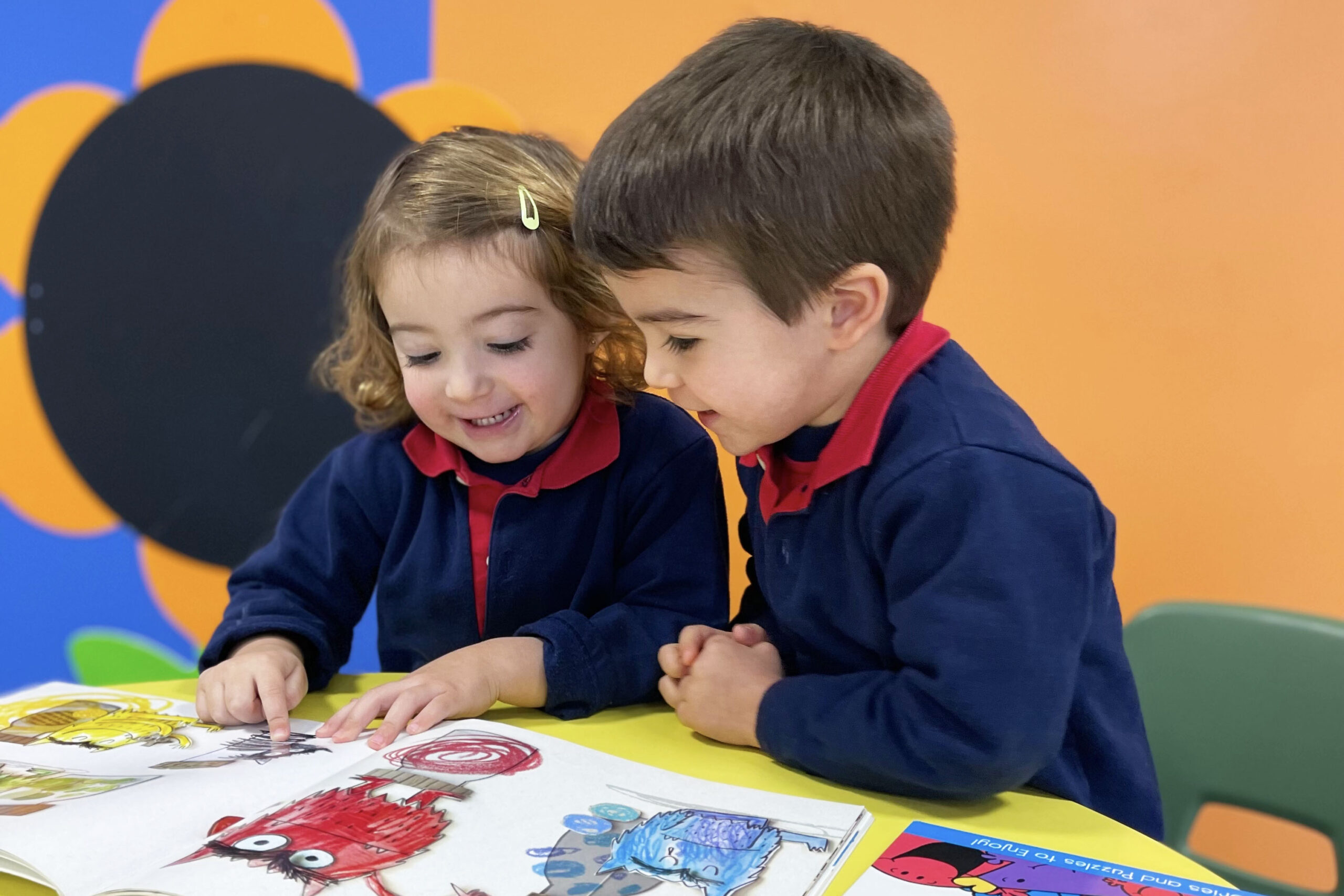 Dos niños de educación infantil bilingüe del Colegio Bristol leyendo el libro el Monstruo de los colores