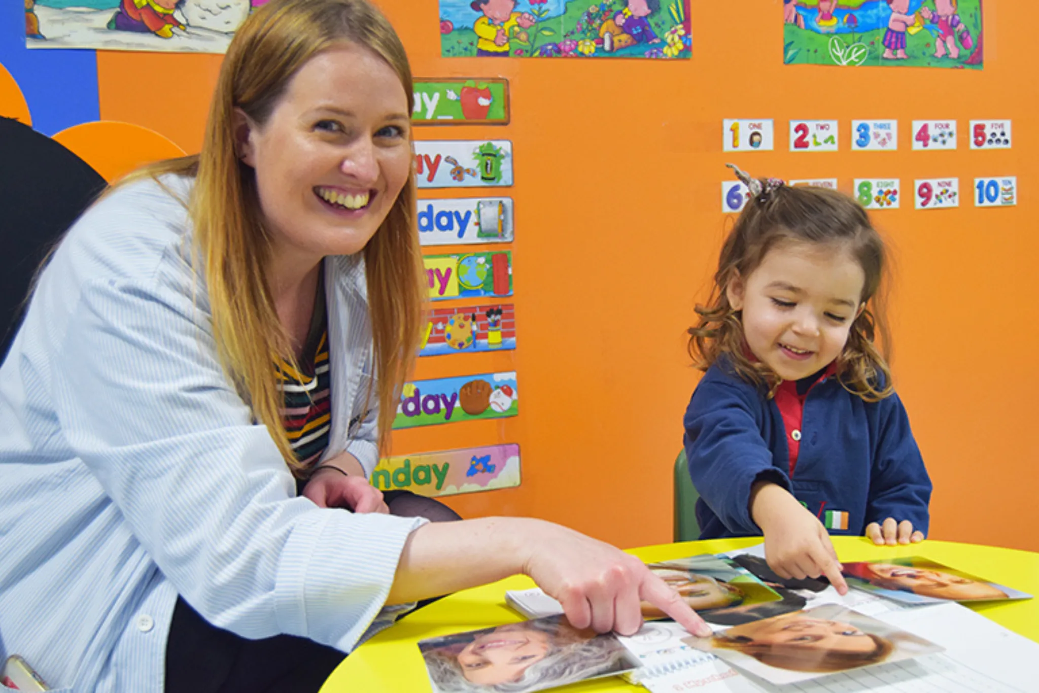 Dos niños de educación infantil bilingüe del Colegio Bristol leyendo el libro el Monstruo de los colores